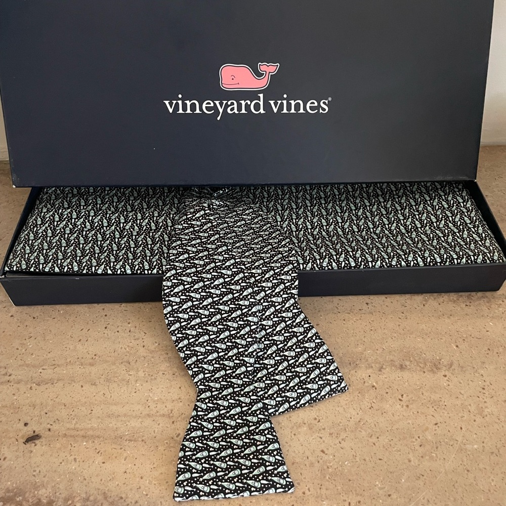 Vineyard Vines Men's Champagne Bottle Cummerbund & Bow Tie Set 100% Silk